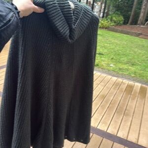 Strut & Bolt shall sweater Med Gray Isobella Grommet Trim Cape Never worn